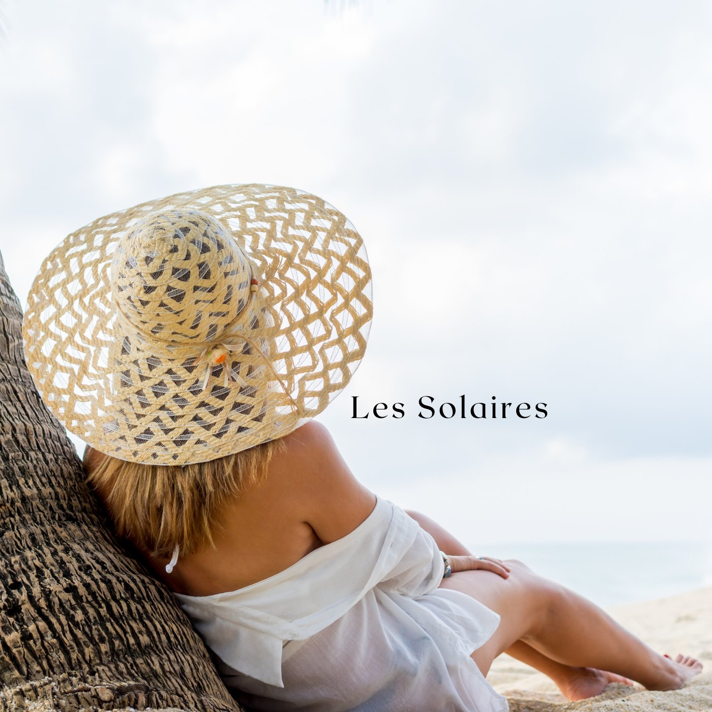 Affiche estivale présentant la collection "Les Solaires" : une femme en chapeau de paille sur la plage et trois produits de protection solaire SPF30, avec le slogan « Offrez une protection à votre peau pour un éclat naturel sous le soleil ».