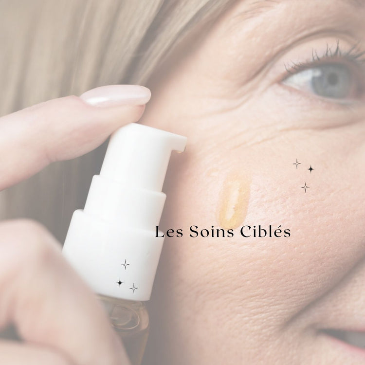 Image rapprochée d’un visage mature avec une goutte de soin déposée sur la joue, tenue par une main utilisant un flacon-pompe blanc, illustrant les soins ciblés pour la peau.