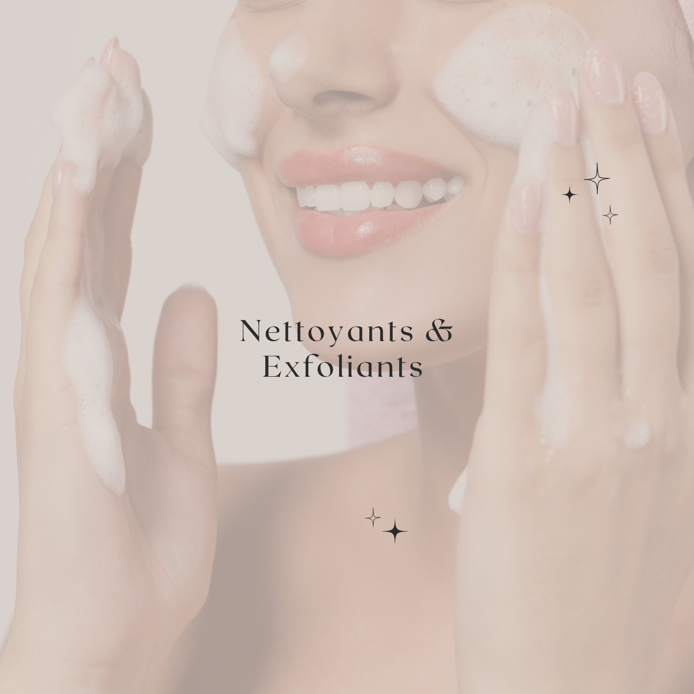 Affiche présentant le thème « Nettoyants & Exfoliants » avec un visage souriant. Deux produits sont montrés : un concentré peeling AHA en boîte verte et une mousse nettoyante en flacon blanc, sur fond clair avec des feuilles vertes.